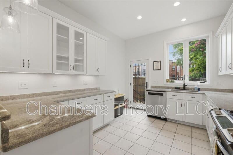 Washington House: 1630 6Th St NW
