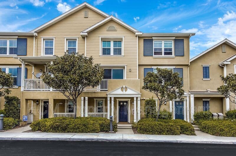 Irvine House: 315 Silk Tree Street