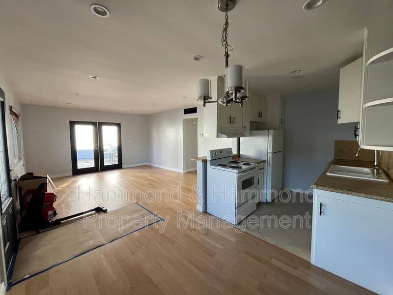 Van Nuys Condo: 5722 Woodman Ave.
