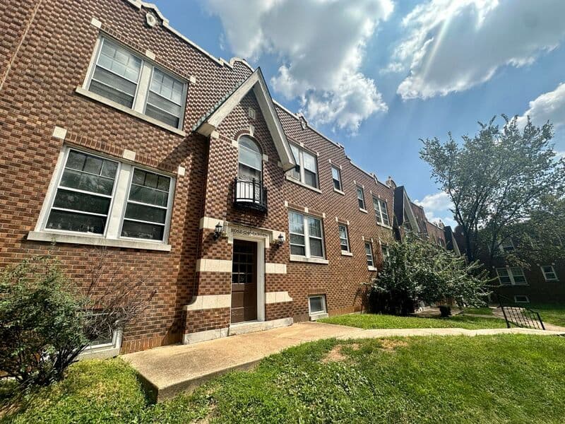 Richmond Heights Condo: 1240-72 Hawthorne Pl
