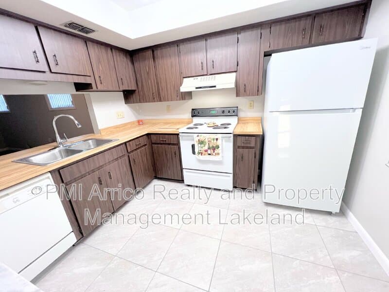 Bartow Condo: 265 Fleetwood Ave