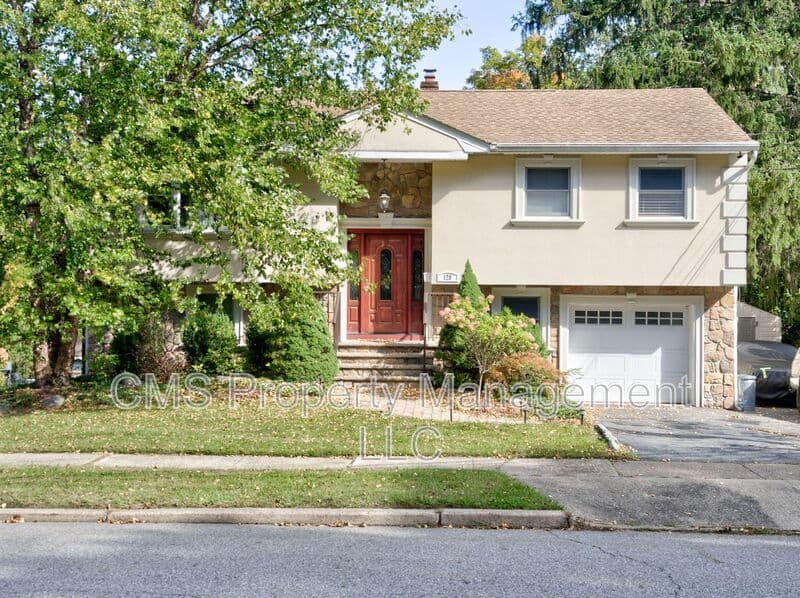 Bloomingdale House: 128 Reeve Ave
