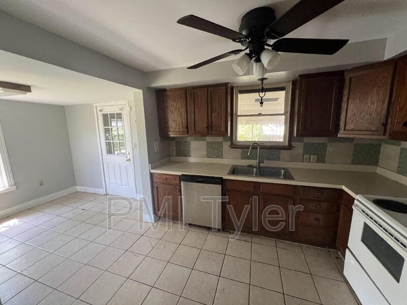 Tyler House: 1708 S Robertson Ave