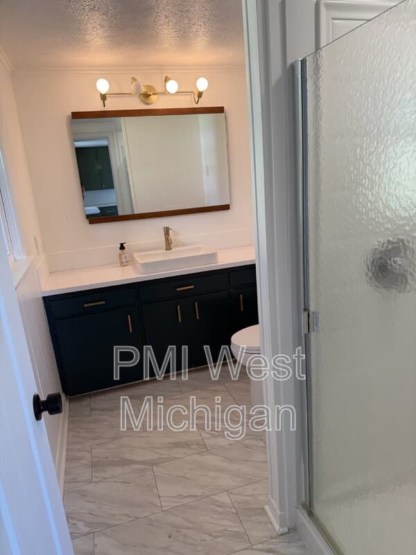 Wayland House: 12495 Oakwood Shores Street