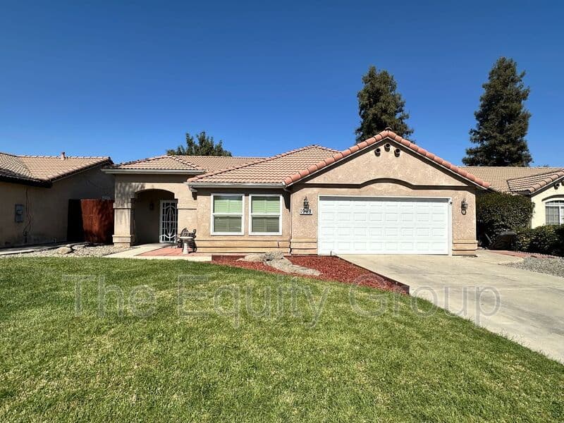 Visalia House: 1908 East College Ave