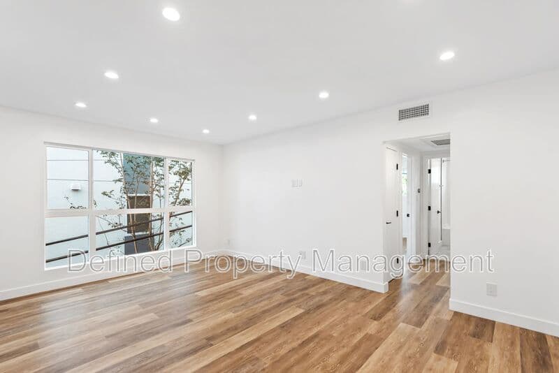 Los Angeles Condo: 1563 Gordon Street