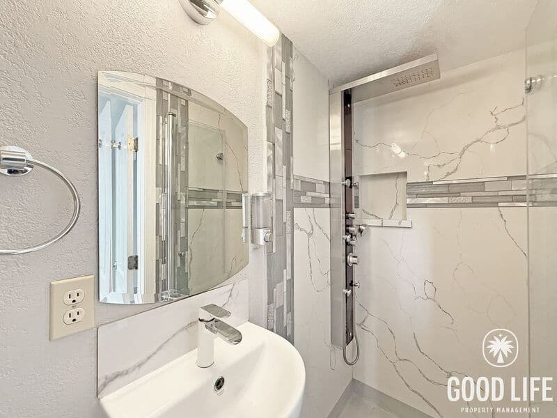 Escondido House: 1900 Angeles Gln