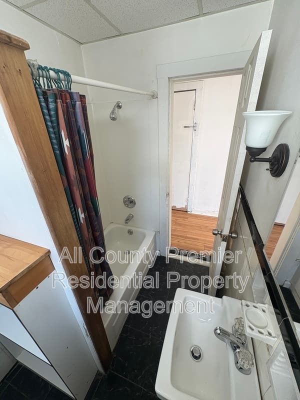 Hamilton Condo: 717 Schiller Avenue