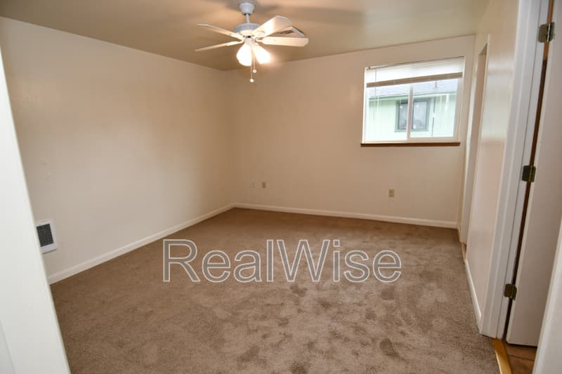 Roseburg House: 187 Georginna Dr