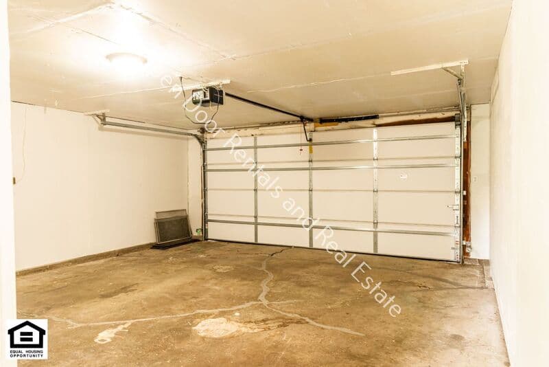 Fort Wayne House: 6718 Raintree Road