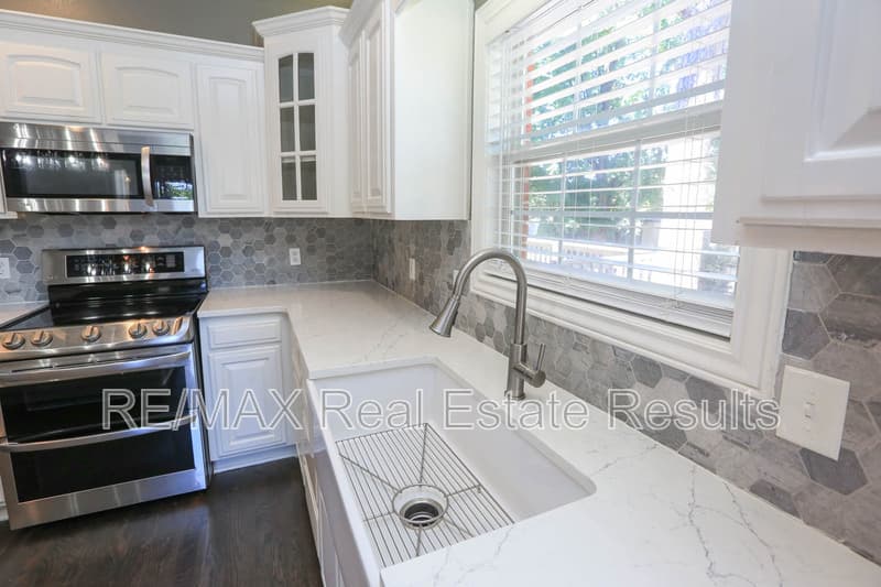 Rogers House: 5300 S 44th Pl