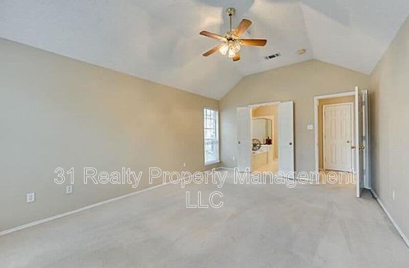 Arlington House: 214 E Lynn Creek Dr