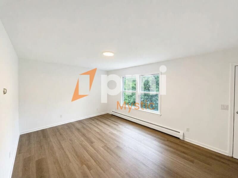 Mystic House: 106 Deerfield Ridge Dr