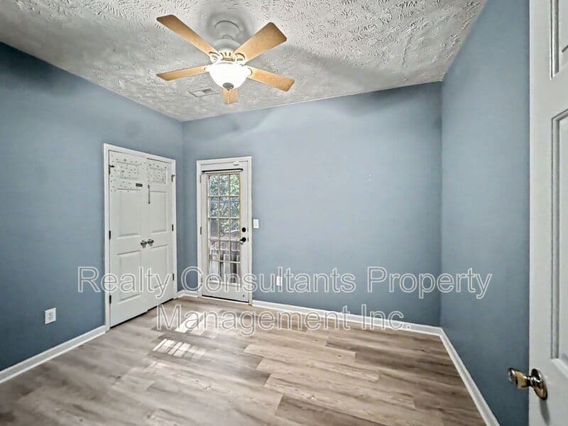 Fayetteville House: 7701 Redwood Avenue