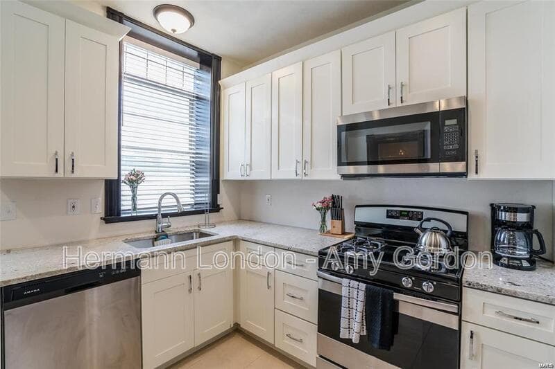 Saint Louis House: 3922 Castleman Avenue,