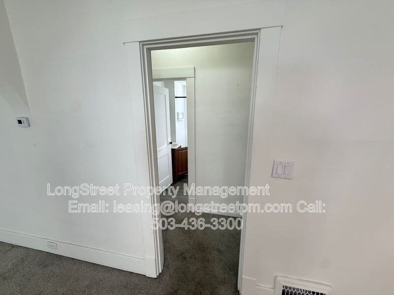 Keizer House: 431 Chemawa Rd N