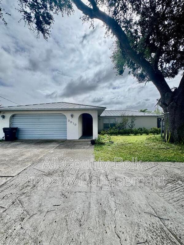 Lakeland House: 3919 Lehman Ct