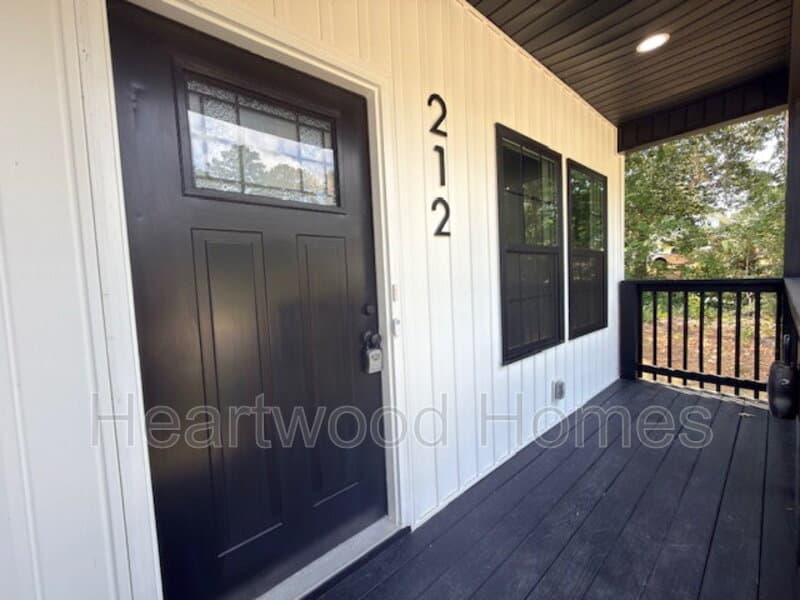 Columbia House: 212 Lincolnshire Boulevard