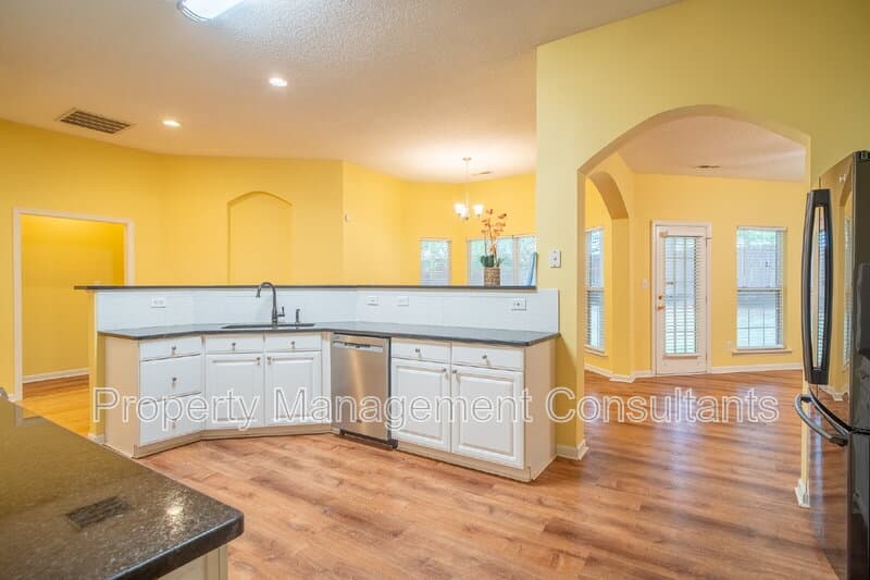 Madison House: 216 Horseshoe Bend North