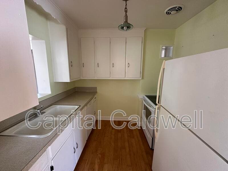 Clearwater House: 18 N Meteor Ave