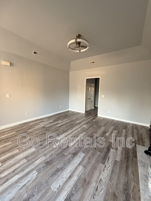Calera House: 975 McAllister Drive