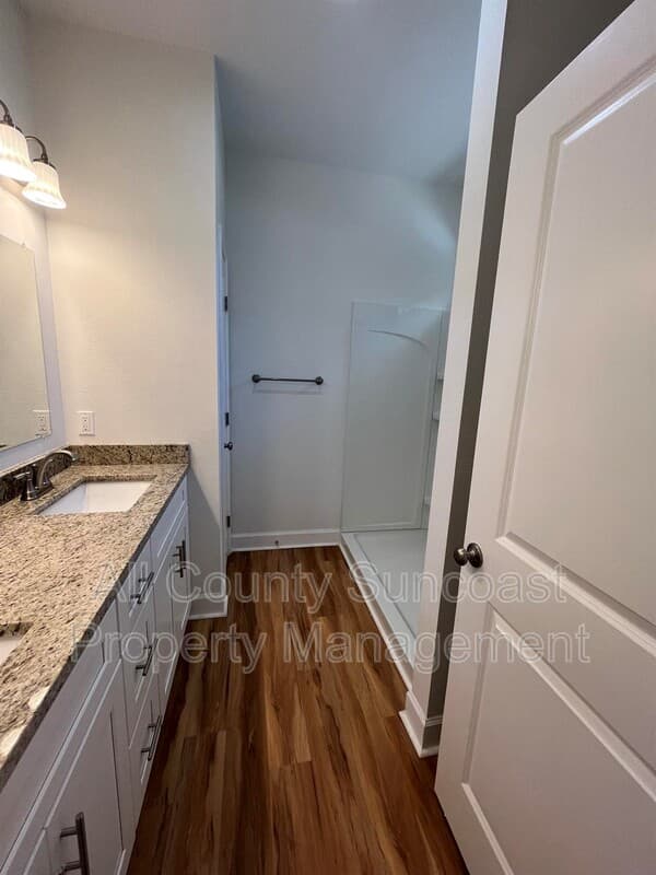 Monticello House: 325 Melrose Dr