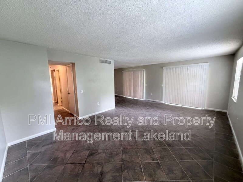 Lakeland House: 3584 Raintree Cir