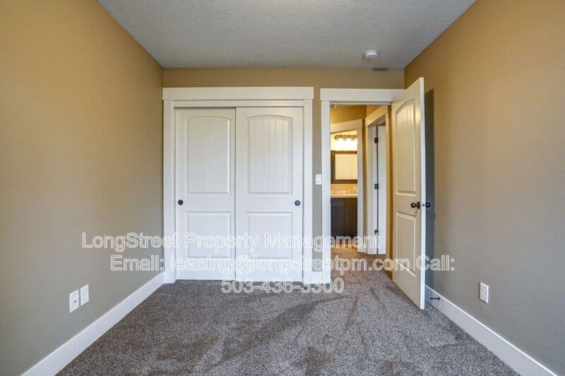 Monmouth Townhome: 484 S Monmouth Ave