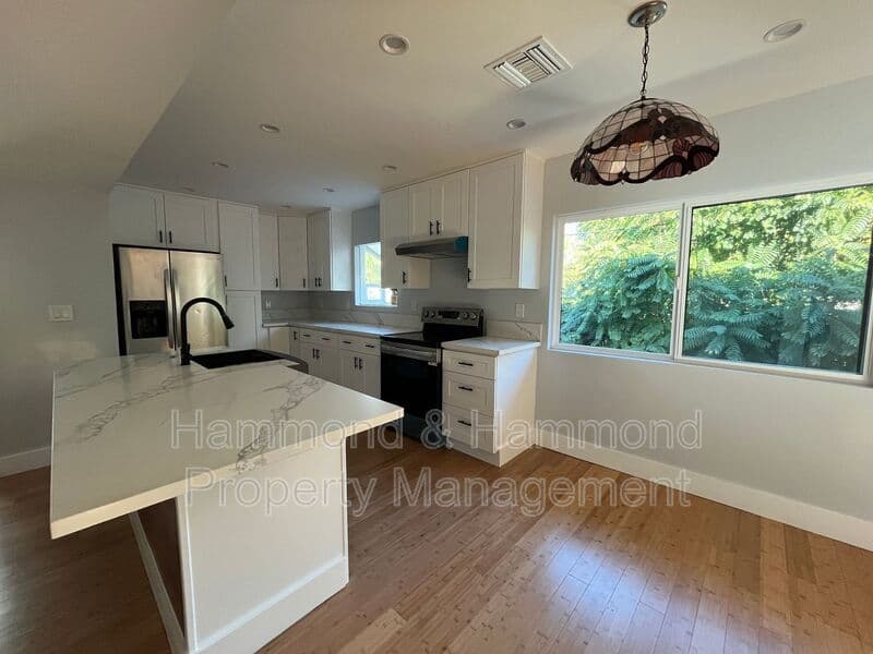 Van Nuys Condo: 5722 Woodman Ave.
