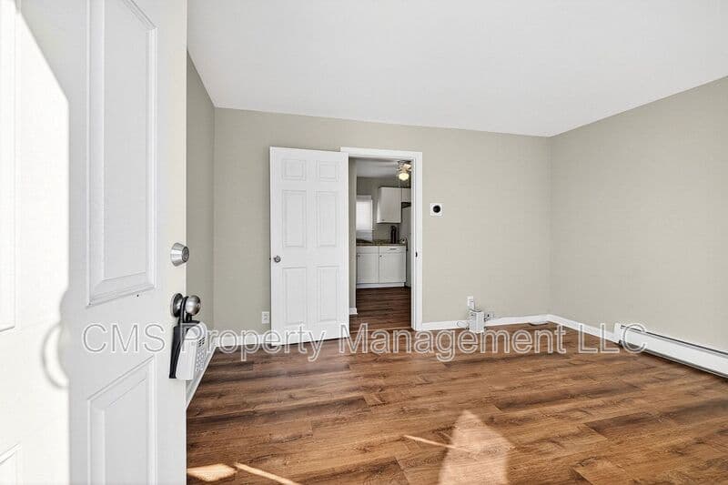 Old Bridge House: 24 Steinhardt Ave