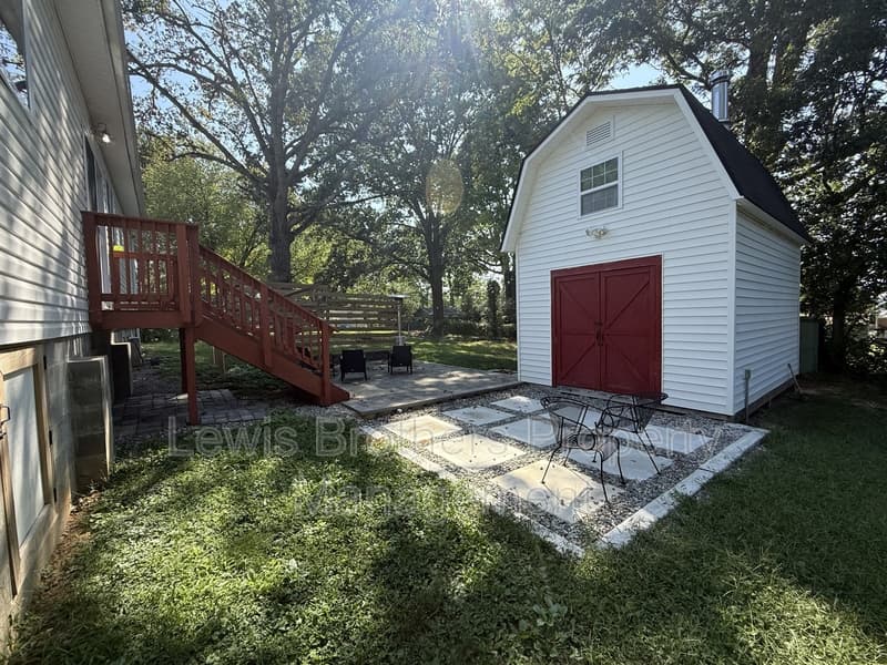 Richmond House: 1658 Foster Road