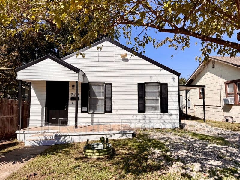 Ft Worth House: 716 W Broadus Ave.