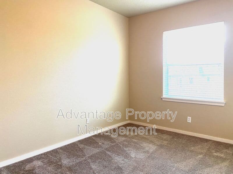 Monmouth House: 501 N Catron Place