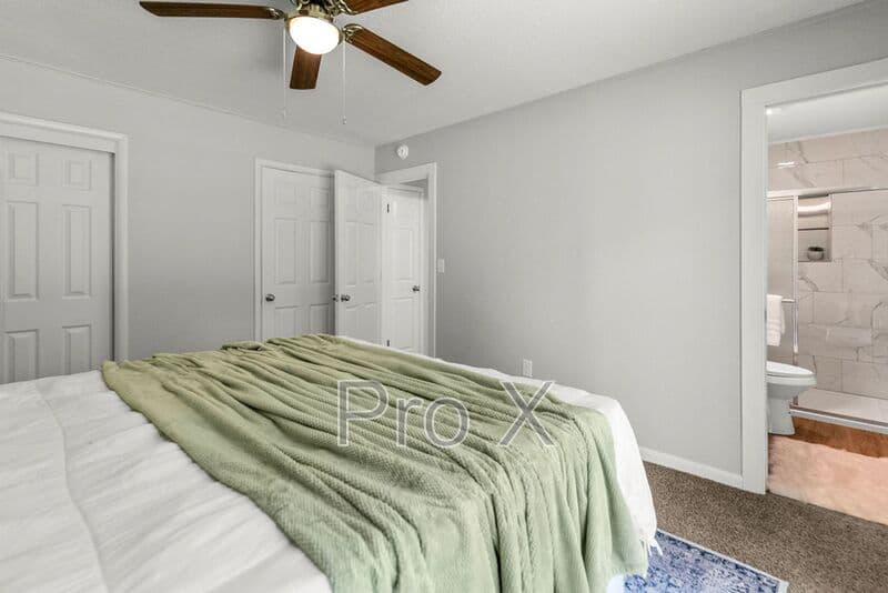 Fayetteville House: 2300 W Holly St