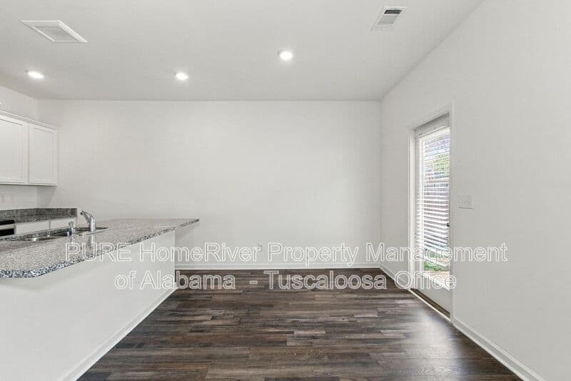 Northport House: 4943 Copper Loop Rd
