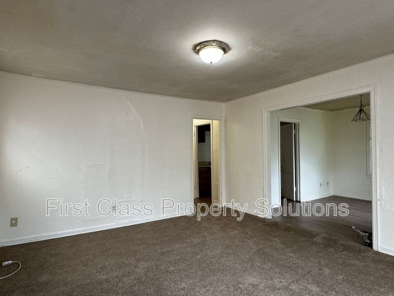 Oklahoma City House: 1904 NE 25th St