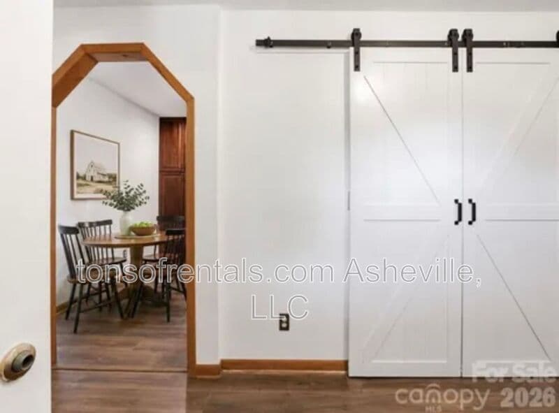 Hendersonville House: 207 Wood Dale Drive