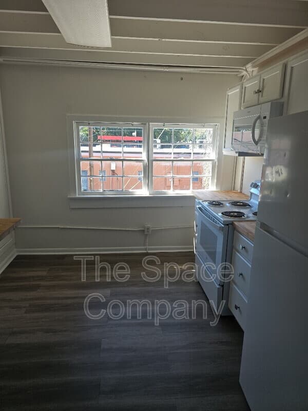 NORTH CHARLESTON House: 2023 REYNOLDS AVE