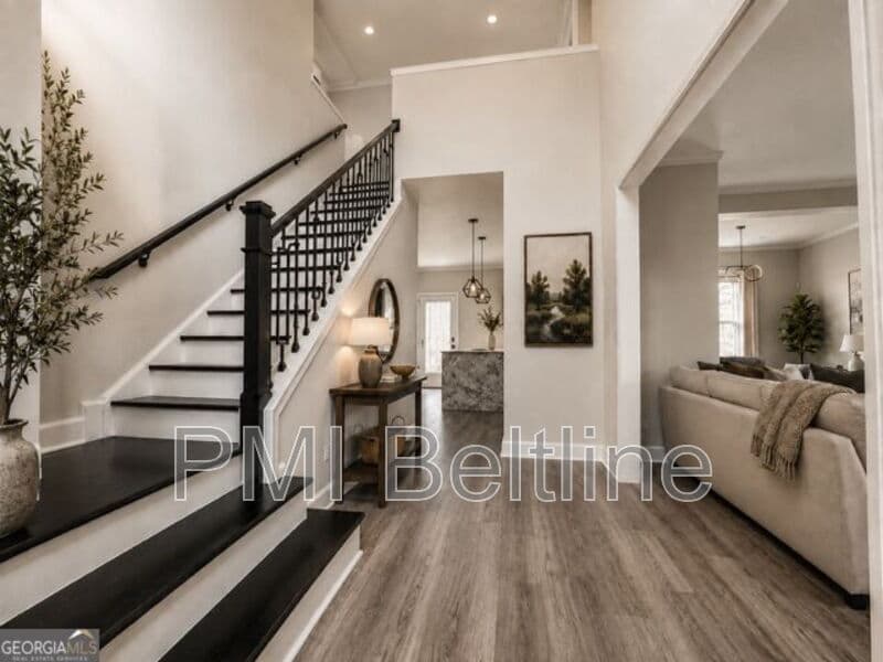 College Park House: 4644 Creekside Cove