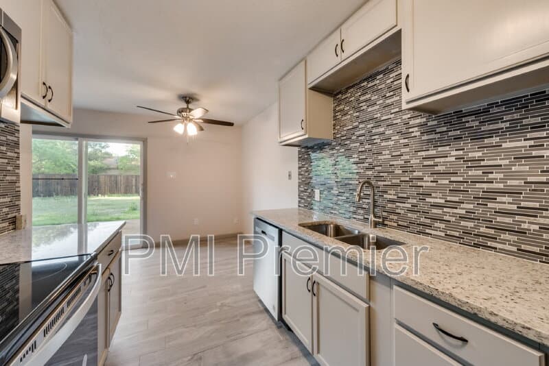 North Richland Hills House: 7021 Lincolnshire Ln
