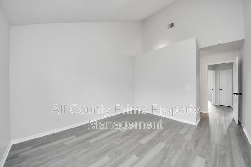 Houston House: 5546 Santrey Drive