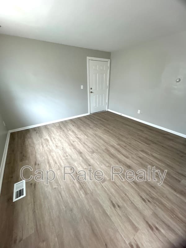 Columbus House: 2174 Sullivant Ave, Columbus, OH 43223