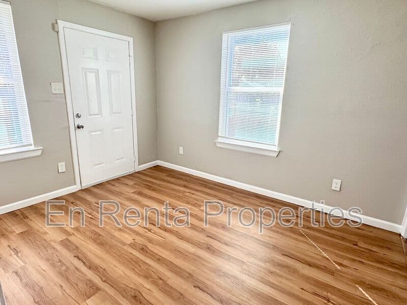 Ft Worth House: 541 Beddell St. W.
