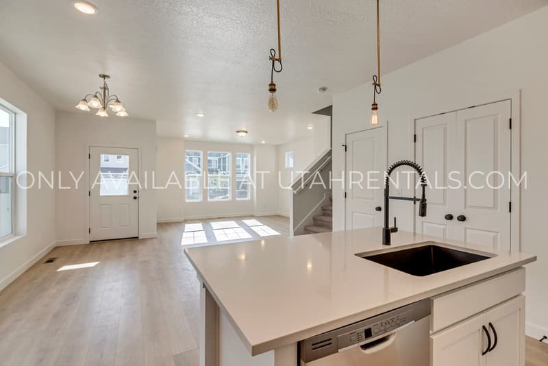 South Jordan House: 11474 S Andover Rd