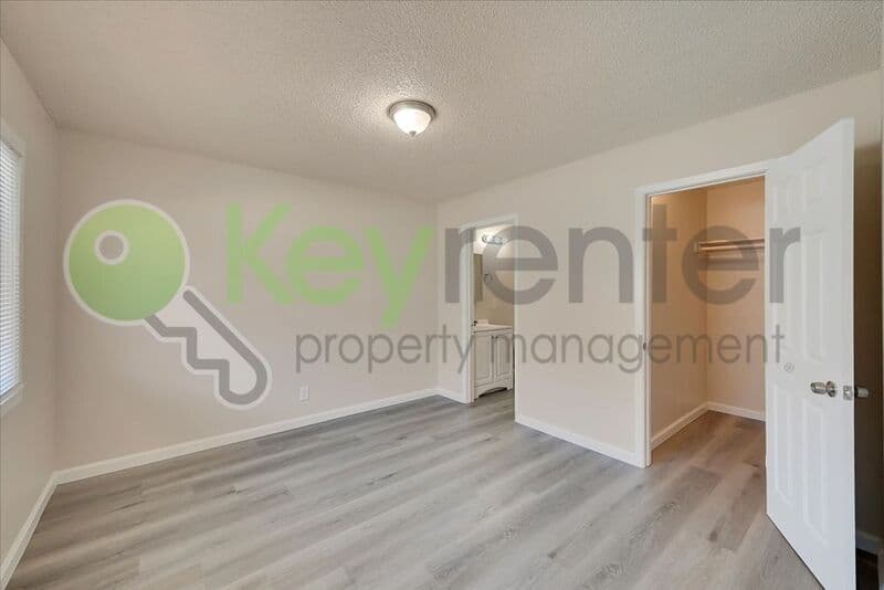 Sacramento House: 1071 Santiago Ave