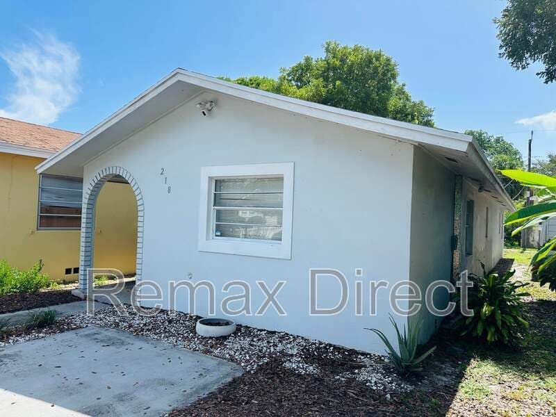 LAKE WORTH House: 218 NORTH D Street, Lake Worth Beach, FL 33460
