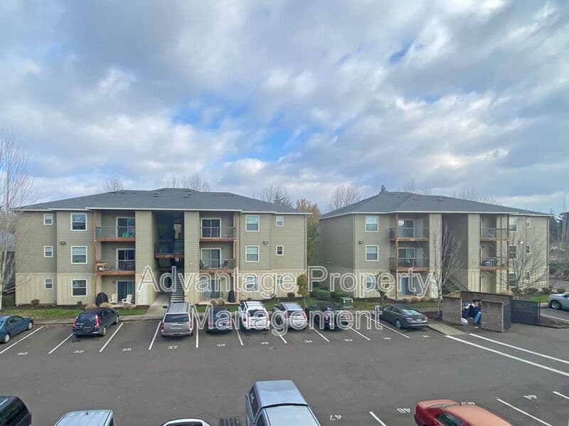 Monmouth House: 519 N Catron Place