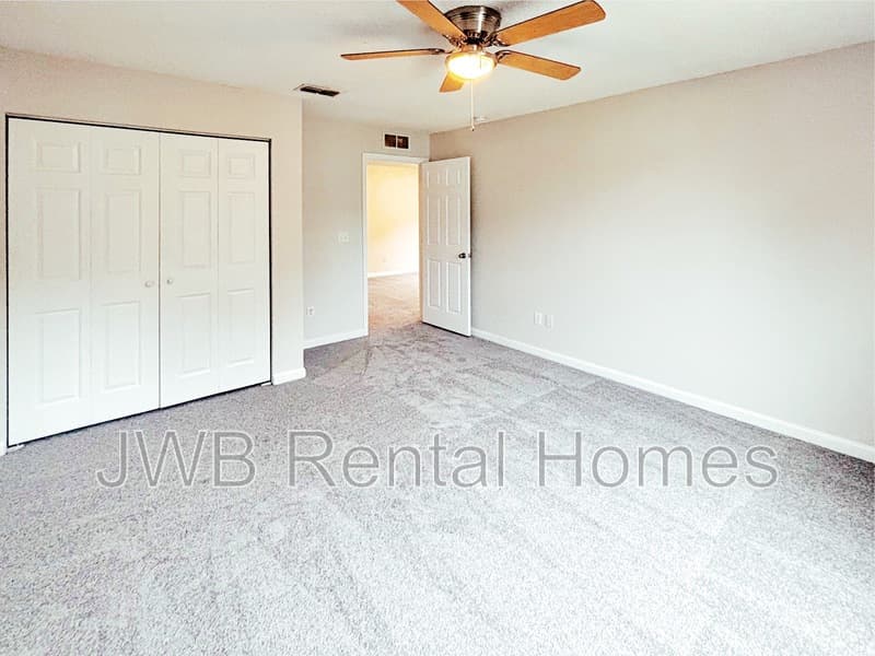 Jacksonville House: 8424 India Ave