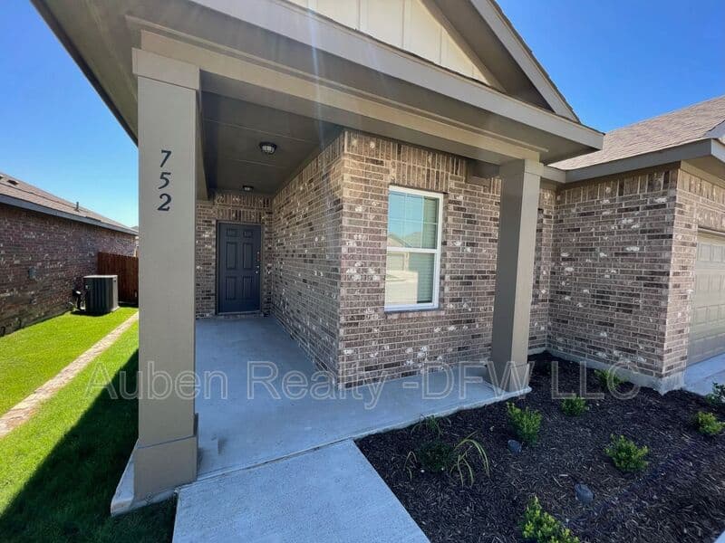 Lavon House: 752 Richmond Drive