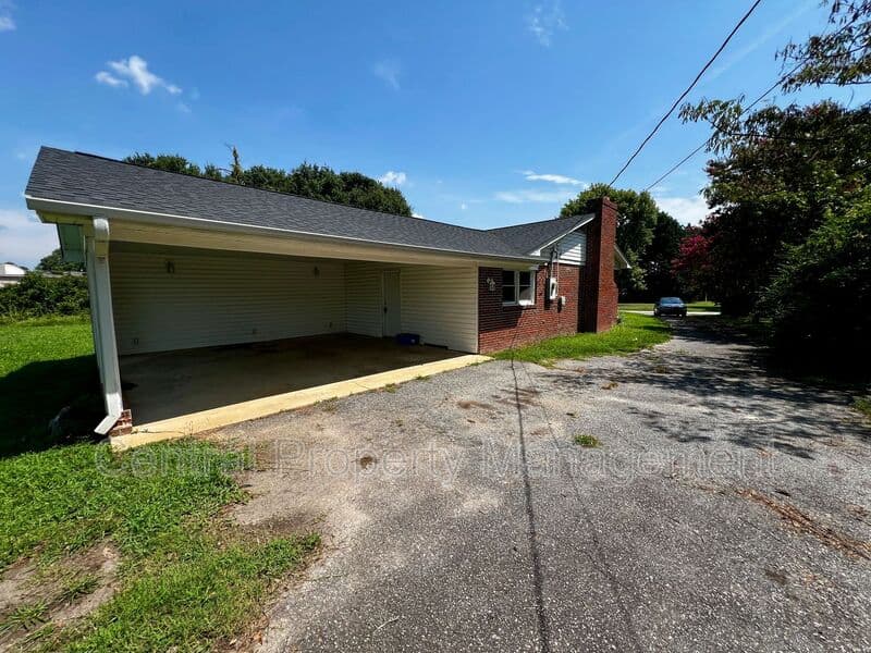 Spartanburg House: 104 Madison Circle